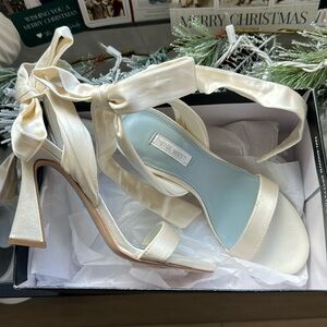 Nine West white bow heels